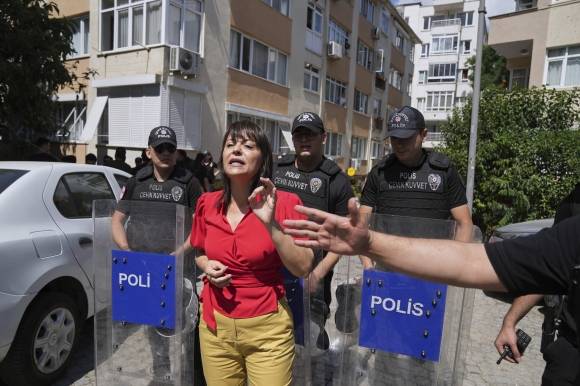 튀르키예 인민민주당(DEM)의 케즈반 코누크주 의원이 29일(현지시간) 이스탄불에서 퀴어 퍼레이드를 막는 경찰과 대치하고 있다. 2025.6.29 AP 연합뉴스