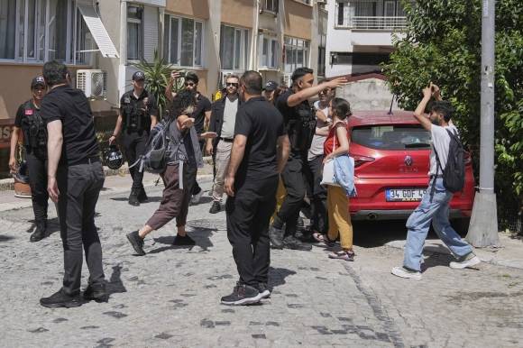 튀르키예 경찰이 29일(현지시간) 이스탄불에서 성소수자 활동가들을 막아서고 있다. 2025.6.29 AP 연합뉴스