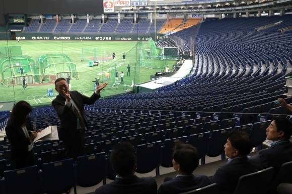 김영환 충북지사 등 충북도 대표단이 일본을 방문해 도쿄돔을 시찰하고 있다. 충북도 제공.