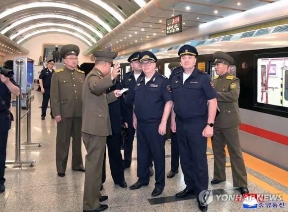 북한을 방문 중인 비탈리 슐리카 러시아 내무성 부상(차관)을 단장으로 하는 내무성 대표단이 평양지하철도를 참관했다고 조선중앙통신이 5월 29일 보도했다. 2025.5.29 평양 조선중앙통신 연합뉴스