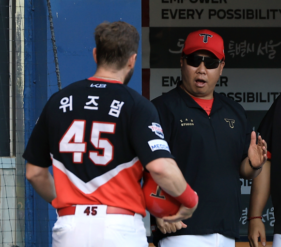 이범호 KIA 타이거즈 감독이 29일 서울 잠실야구장에서 열린 2025 KBO 리그 정규시즌 LG 트윈스와의 원정 경기에서 패트릭 위즈덤을 환영하고 있다. 뉴스1