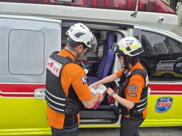 대구소방안전본부가 오는 9월 30일까지 폭염구급대를 운영하기로 한 가운데, 구급대원들이 구급차에 실을 얼음팩 등을 확인하고 있다. 대구소방안전본부 제공