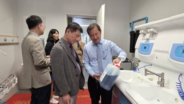 박종재(가운데) 이사장을 포함한 대한소화기내시경학회 교수들이 라오스 비엔티안 소재 마호솟병원 관계자와 함께 내시경실 설비를 둘러보고 있다. 안경진 기자