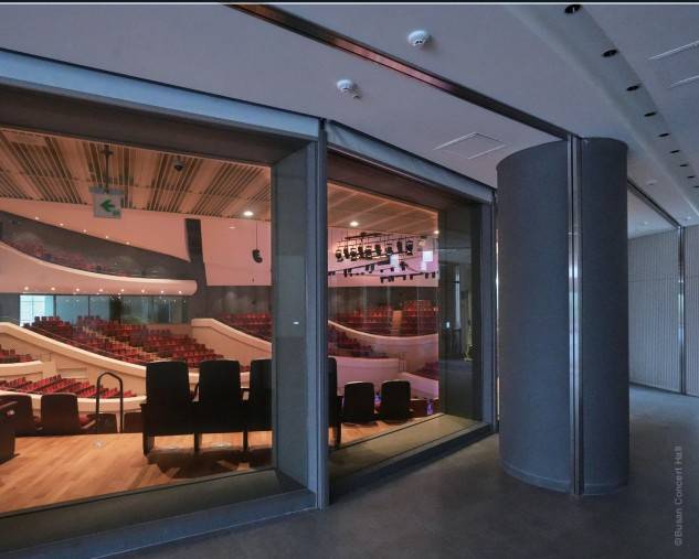 ‘열린 공연장’을 지향하는 부산콘서트홀은 외부에서도 공연장을 볼 수 있도록 통유리창을 설치했다.