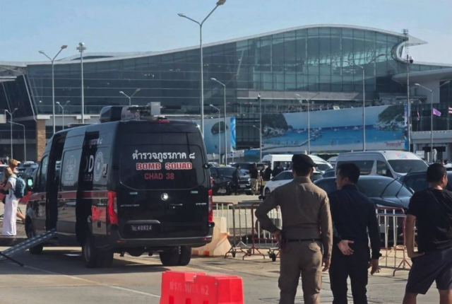 지난 25일(현지시간) 태국 남부 푸껫 국제공항 여객터미널 근처에서 경찰이 폭발물을 채운 오토바이를 발견해 제거하는 모습. 방콕포스트, 연합뉴스