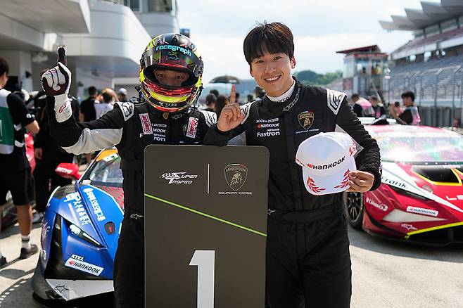 첫 번째 레이스를 마치고 포즈를 취하고 있는 피터와 이정우. 사진: 이정우 제공