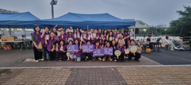 반성매매 시민활동단 클리어링이 27일 야당역에서 성매매 예방 및 근절 캠페인을 열고 기념촬영을 하고 있다. 사진 제공=파주시