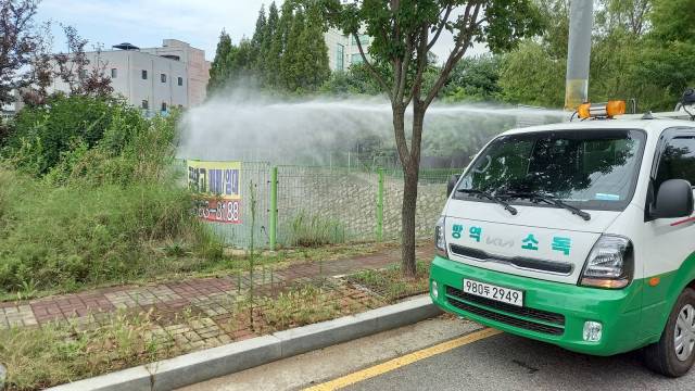 김포시 러브버그 친환경 방제. 사진 제공=김포시