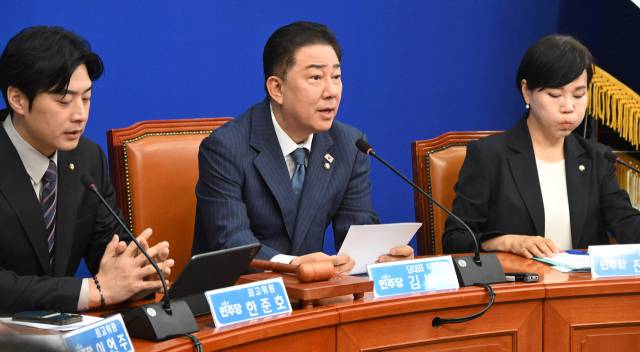 김병기(가운데) 더불어민주당 대표 직무대행 겸 원내대표가 30일 서울 여의도 국회에서 열린 최고위원회의에 참석해 발언하고 있다. 오승현 기자