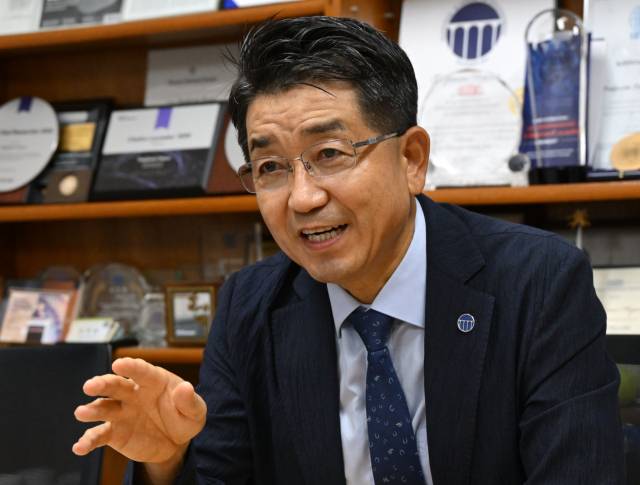 현택환 서울대 화학생물공학부 석좌교수가 30일 서울경제신문과의 인터뷰에서 “반도체 등 첨단 기술 확보 경쟁에서 낙오되지 않으려면 연구개발(R&D) 분야만이라도 주52시간 근무제를 폐지하거나 완화해야 한다”고 말하고 있다. 성형주 기자