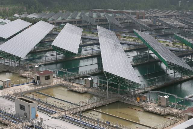 서울의 한 하수처리장에 태양광 패널이 설치돼 있다. 연합뉴스