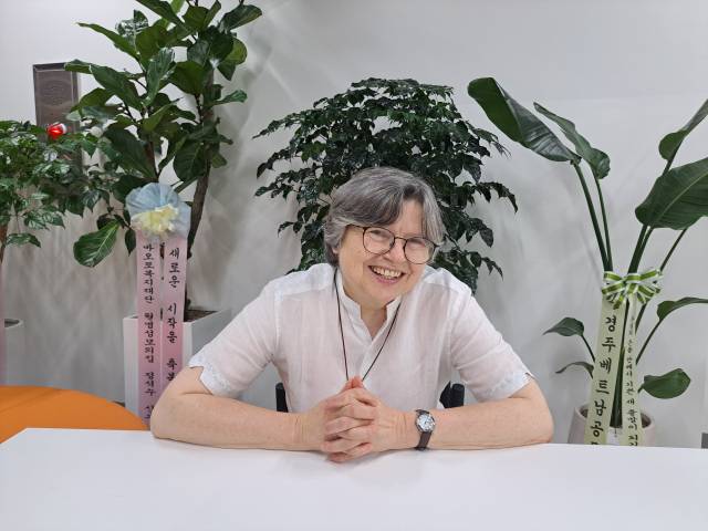 마리안나 수녀가 대구 가톨릭근로자회관에서 서울경제신문과 인터뷰를 하면서 환한 웃음을 짓고 있다.