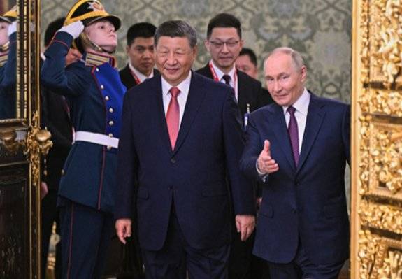 블라디미르 푸틴 러시아 대통령(오른쪽)이 5월 8일(현지 시간) 러시아 모스크바 크렘린궁에서 자국을 국빈 방문 중인 시진핑 중국 국가주석을 안내하고 있다. AP뉴시스