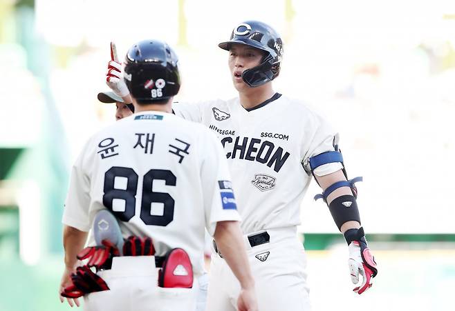 SSG 포수 조형우(오른쪽)는 29일 인천 한화와 홈경기에서 7번타자 포수로 선발출전해 타석에서 3타수 2안타, 포수로서 도루 저지 2번을 하며 팀 승리에 힘을 보탰다. 사진제공｜SSG 랜더스