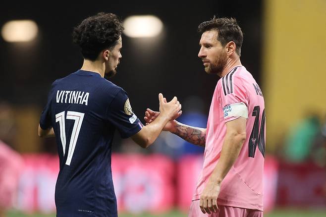 리오넬 메시(오른쪽)가 30일 PSG전을 마친 뒤 비티냐와 인사하고 있다. AFP