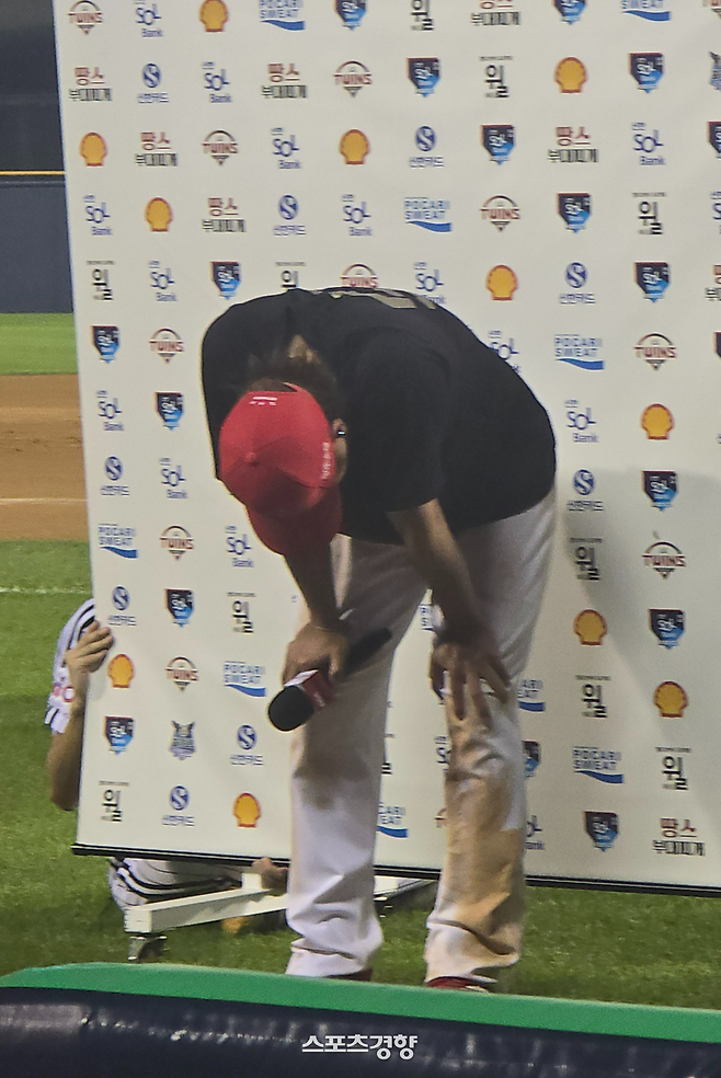 KIA 고종욱이 지난 29일 LG전 후 인터뷰를 하다가 눈물을 흘리고 있다. 이두리 기자