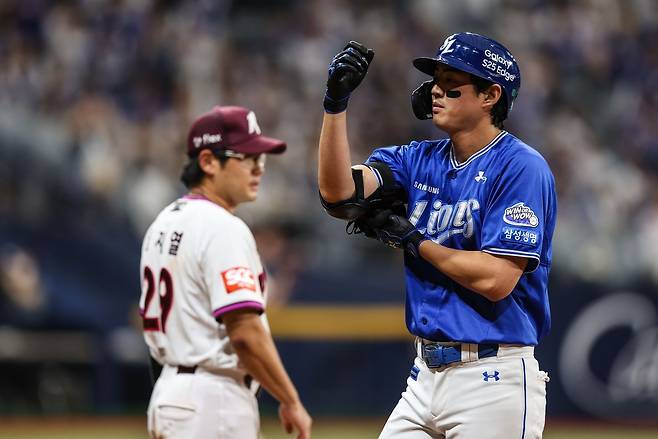 삼성 구자욱이 29일 고척 키움전 안타를 치고 장비를 풀고 있다. 삼성 라이온즈 제공