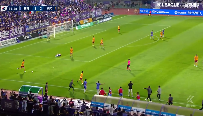 Lee Dong-joon, the referee, said that the tackle of the Gwangju composition right toward Anyang Kim Woon, who broke through the Gwangju penalty area of ​​Anyang-Gwangju, was accurate. Coupang Play Screen Capture