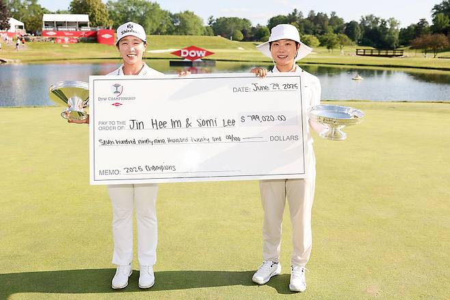 임진희(왼쪽)와 이소미가 30일 미국 미시간주 미들랜드의 미들랜드CC에서 열린 LPGA 투어 다우 챔피언십에서 연장전 끝에 우승한 뒤 트로피와 상금증서를 들고 기념촬영 하고 있다. |게티이미지