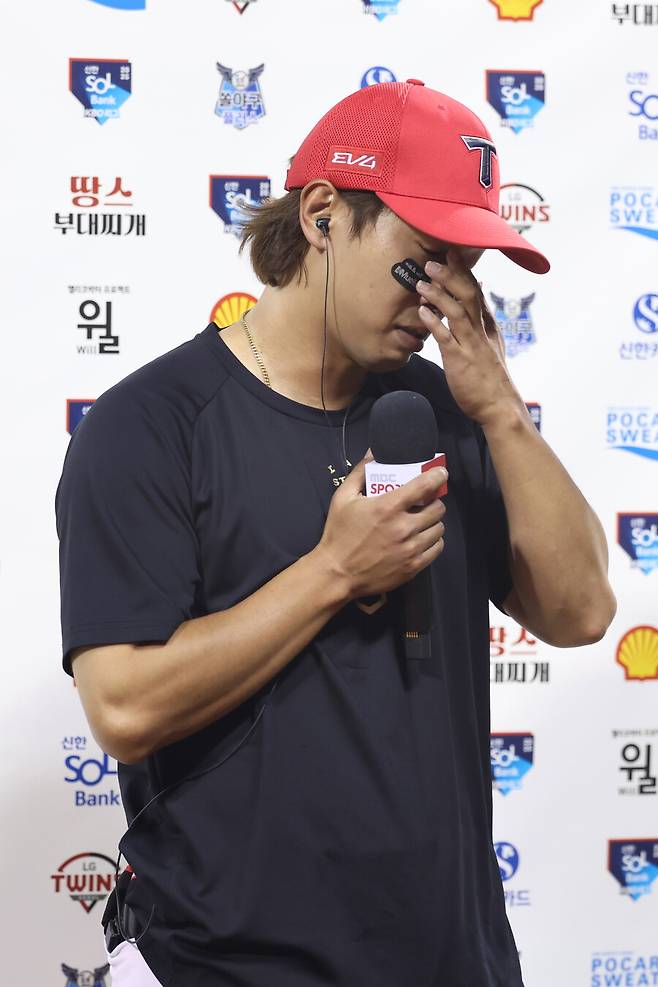 ▲ KIA 고종욱이 인터뷰 도중 눈물을 흘리고 있다. ⓒKIA 타이거즈