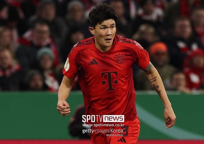 ▲ 김민재는 안정적인 수비력과 공을 연결하는 빌드업 능력은 바이에른 뮌헨의 경기 운영에 필수적이라는 평가를 받으며 부동의 주전을 자랑했다. 부상 병동으로 구멍이 뚫린 바이에른 뮌헨의 센터백 진용을 고려한 헌신도 있었다. 그러는 사이 제대로 쉬지 못한 게 치명적이었다.