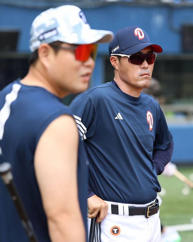 조성환(오른쪽) 두산 베어스 감독대행과 양의지. /사진=두산 베어스 제공