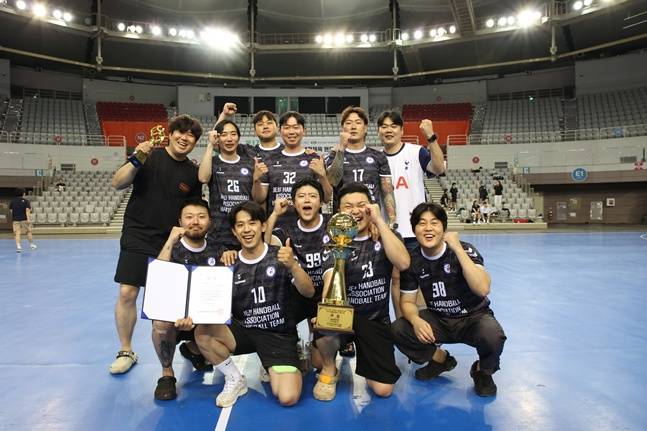 남자 챌린저부에서 우승한 제주연합HC. /사진=대한핸드볼협회