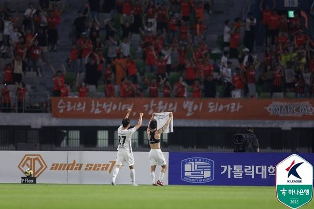 김대원(오른쪽)의 골 세리머니. /사진=한국프로축구연맹 제공