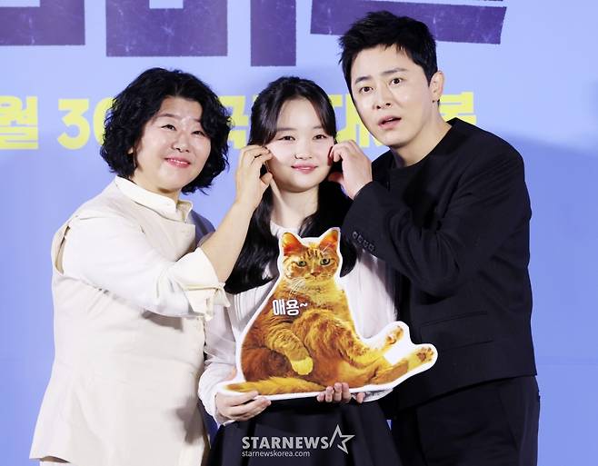 배우 이정은, 최유리, 조정석이 30일 서울 용산구 CGV 용산아이파크몰에서 진행된 영화 '좀비딸' (감독 필감성) 제작보고회에 참석해 포즈를 취하고 있다. /2025.06.30 /사진=김휘선 hwijpg@