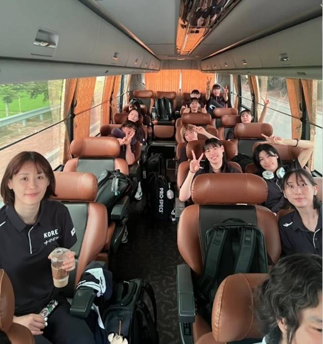 한국 여자농구대표팀 선수들이 기념샷을 찍고 있다. /사진=대한민국농구협회 SNS