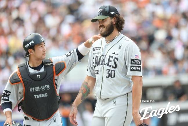 한화 코디 폰세(오른쪽)와 최재훈. /사진=한화 이글스 제공