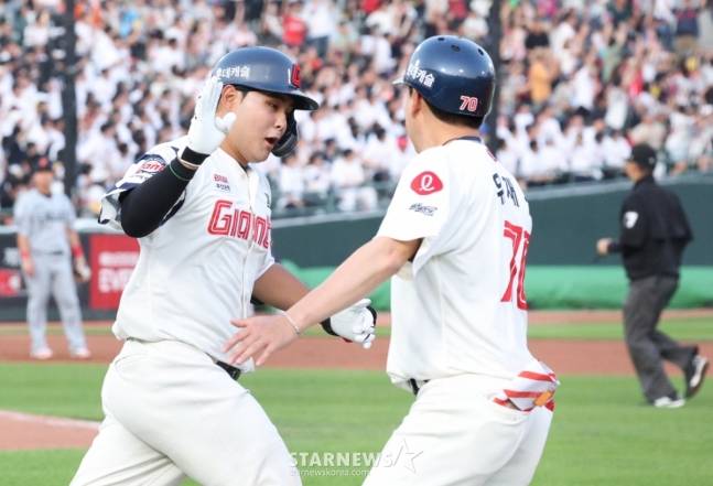 박재엽(왼쪽)이 홈런을 치고 유재신 코치와 하이파이브를 하고 있다. /사진=김진경 대기자