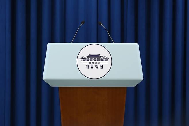 지난 6월 22일 서울 용산구 대통령실 내 브리핑실에 설치된 발언대 앞에 청와대 로고가 붙어 있다. 대통령실사진기자단