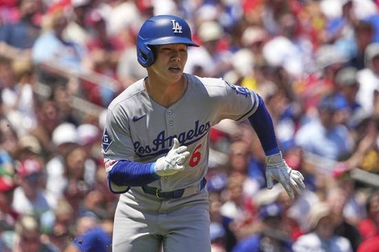 미국 메이저리그 LA 다저스의 김혜성이 30일(한국시간) 미국 미주리주 캔자스시티의 카우프만 스타디움에서 열린 2025 메이저리그 캔자스시티 로얄스와 원정 경기 선발 라인업에서 제외됐다. 팀이 5-1로 앞선 8회말 대수비로 투입돼 그라운드를 밟았다. 사진 연합뉴스