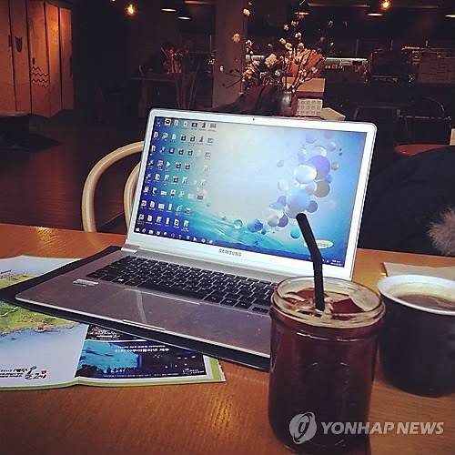 카페 노트북 커피 촬영 최윤희