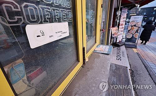 폐업한 카페   (서울=연합뉴스) 서대연 기자 = 소비심리가 얼어붙으며 카페 등을 운영하는 소상공인이 가장 큰 타격을 입은 것으로 나타난 가운데 17일 서울 서대문구 한 폐업 카페 난간에 먼지가 쌓여있다. 2025.2.17
    dwise@yna.co.kr