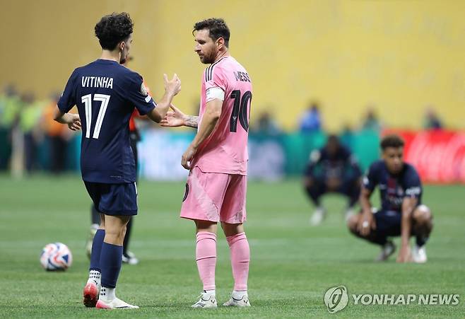 비티냐와 악수하는 메시 [AFP=연합뉴스]