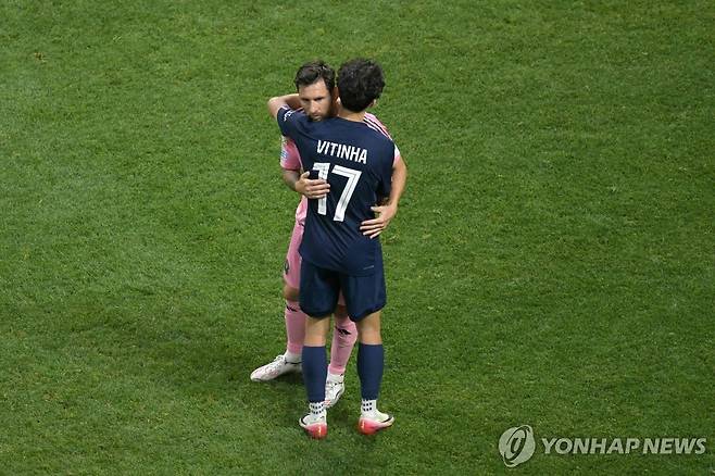포옹하는 리오넬 메시와 비티냐 [AFP=연합뉴스]