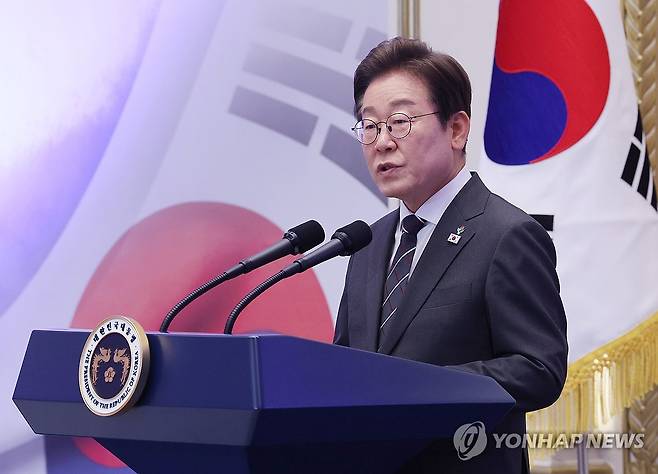 이재명 대통령, 국가유공자 초청 행사 (서울=연합뉴스) 한상균 기자 = 이재명 대통령이 27일 청와대 영빈관에서 열린 '호국 보훈의 달, 대통령의 초대' 행사에서 인사말을 하고 있다. 이번 행사에는 국가유공자 및 유족, 보훈단체장, 특별초청자 등이 참석했다. 2025.6.27 xyz@yna.co.kr