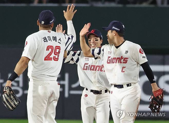 이겼다 (부산=연합뉴스) 강선배 기자 = 19일 부산 사직야구장에서 열린 프로야구 한화 이글스와 롯데 자이언츠의 경기에서 힘겹게 한화의 추격을 뿌리치고 4-3으로 승리한 롯데 선수들이 기쁨을 나누고 있다. 2025.6.19 sbkang@yna.co.kr