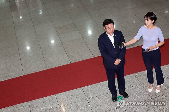 질문에 답하는 윤호중 행안부 장관 후보자 (서울=연합뉴스) 김인철 기자 = 윤호중 행정안전부 장관 후보자가 30일 서울 종로구 적선동에 마련된 인사청문회 준비 사무실로 출근하며 취재진 질문에 답하고 있다. 2025.6.30 yatoya@yna.co.kr