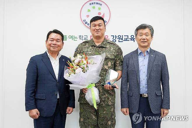 강원교육청, 물에 빠진 학생들 구한 육군 간부에 감사패 전달 (춘천=연합뉴스) 30일 강원 춘천시 강원특별자치도교육청에서 신경호 교육감(왼쪽)이 최근 홍천강에서 발생한 수난 사고에서 학생 2명을 구조한 육군 11사단 진강섭 상사에게 감사패를 전달한 뒤 기념 촬영하고 있다. 2025.6.30 [강원특별자치도교육청 제공. 재판매 및 DB 금지] yangdoo@yna.co.kr