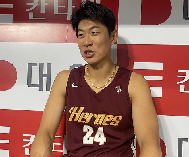 MLB 진출에 관해 이야기하는 송성문 [촬영 이대호]