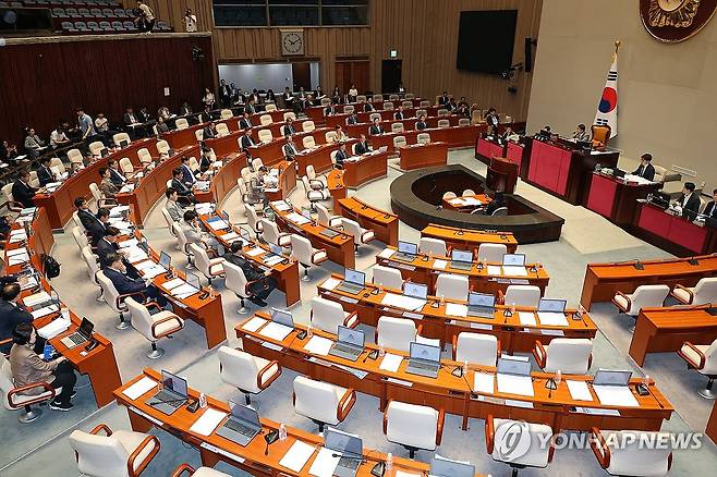 예결위 퇴장한 국민의힘 의원들의 빈자리 (서울=연합뉴스) 박동주 기자 = 30일 국회에서 열린 예산결산특별위원회 전체회의에서 퇴장한 국민의힘 의원들의 자리가 비어 있다. 2025.6.30 pdj6635@yna.co.kr