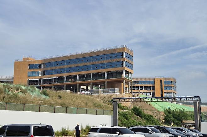 건설 중인 문무대왕과학연구소 본관 [촬영 손대성]