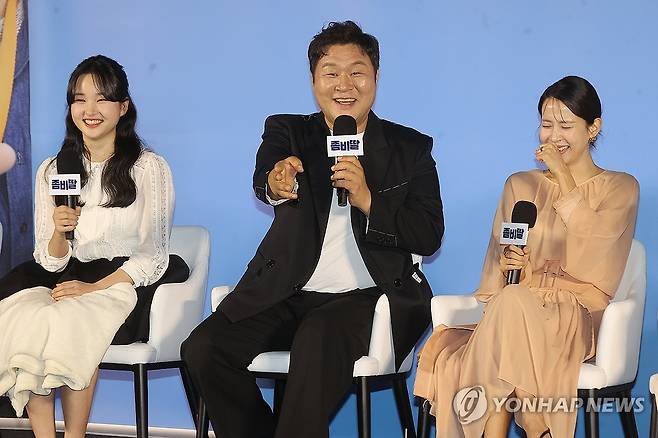 웃음 만발 영화 '좀비딸' 제작발표회 (서울=연합뉴스) 류효림 기자 = 배우 최유리(왼쪽부터), 윤경호, 조여정이 30일 서울 용산구 CGV용산아이파크몰점에서 열린 영화 '좀비딸' 제작발표회에서 질문에 답하며 환하게 웃고 있다. 2025.6.30 ryousanta@yna.co.kr