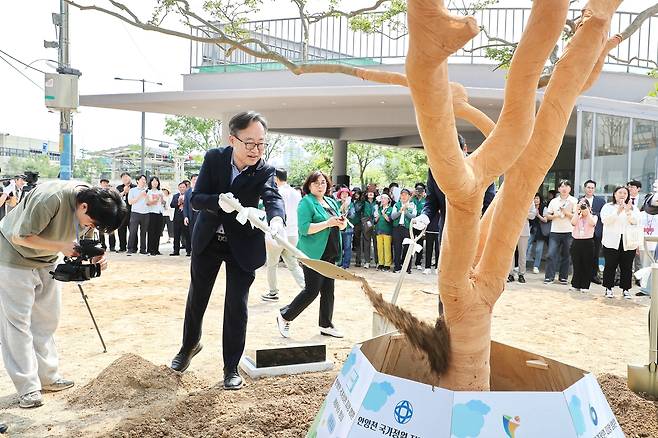 지난 23일 안양천 국가정원 지정 기원을 위한 기념식수를 하는 유성훈 구청장 [금천구 제공. 재판매 및 DB 금지]