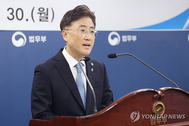 취임사 하는 이진수 법무부 차관 (과천=연합뉴스) 임화영 기자 = 이진수 신임 법무부 차관이 30일 정부과천청사 법무부 대회의실에서 열린 취임식에서 취임사를 하고 있다. 2025.6.30 hwayoung7@yna.co.kr