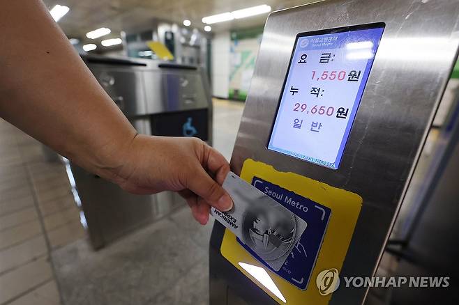 서울 지하철역 개찰구에서 요금 내는 시민 [연합뉴스 자료사진]