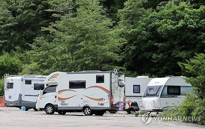 폭염과 열대야에 대관령으로 몰려든 캠핑카 (대관령=연합뉴스) 유형재 기자 = 30일 폭염특보가 내려지고 열대야가 본격적으로 시작되자 피서의 명소인 강원 평창군 대관령 일원에는 공터마다 캠핑카가 삼삼오오 몰려들고 있다. 2025.6.30 yoo21@yna.co.kr